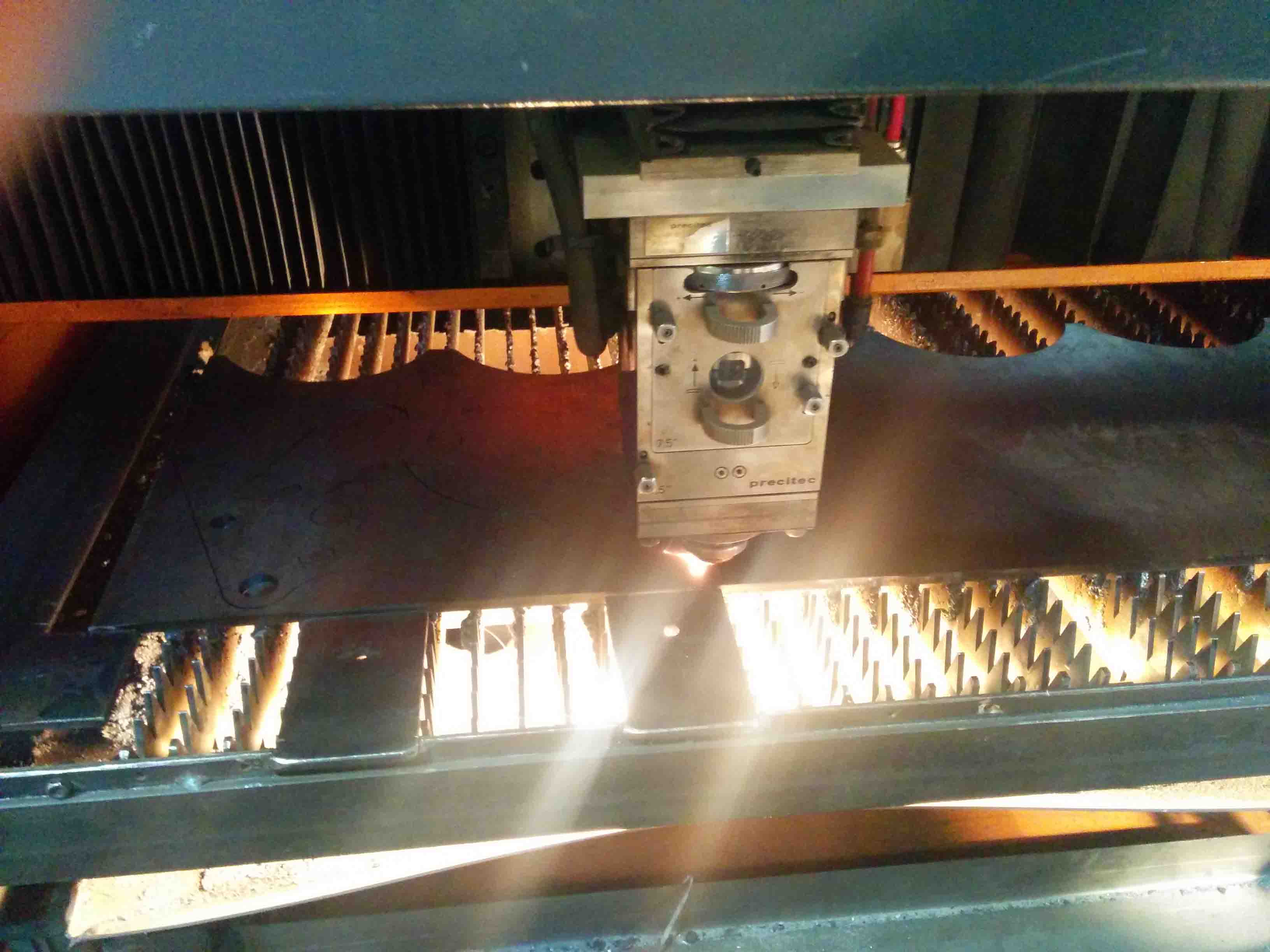 CNC Laser de CO2 cortando hierro