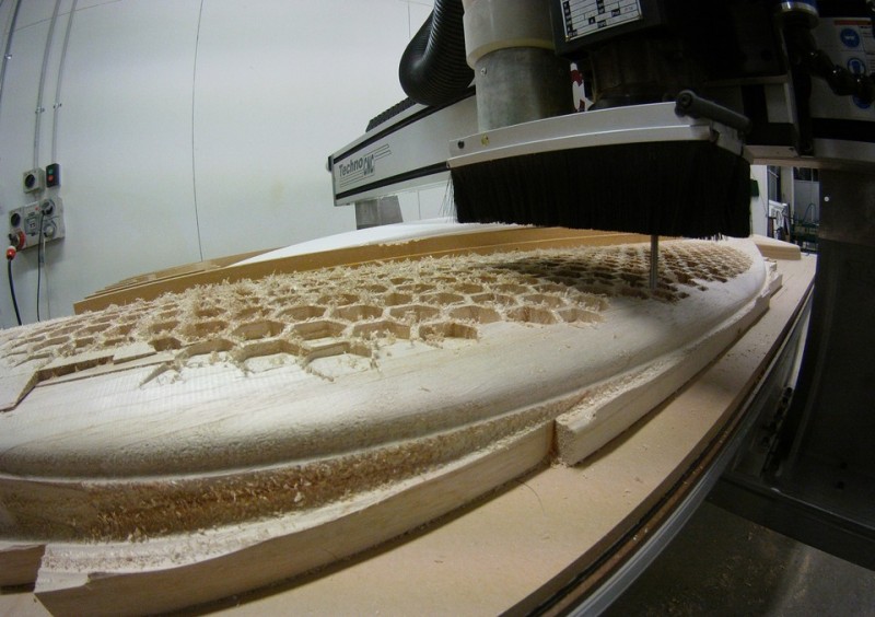 CNC mecanizado de tabla surf en panel de abeja