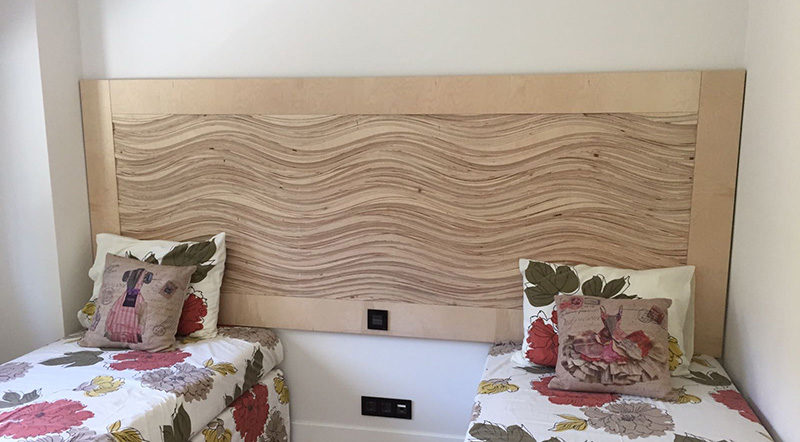 Cabecero de cama en madera de abedul con diseño en ondas