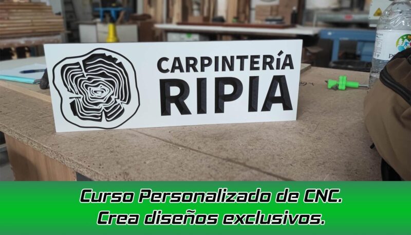 Cartel tallado en curso personalizado de Diseño y Programación CNC con Aspire de Vectric en carpinteria Ripia.