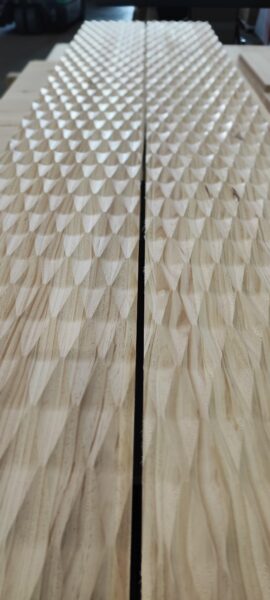Paneles decorativos - diseño espiga - Marcos Muñoz CNC Paneles decorativos en madera de pino con diseño en relieve efecto espiga, fabricados con CNC.