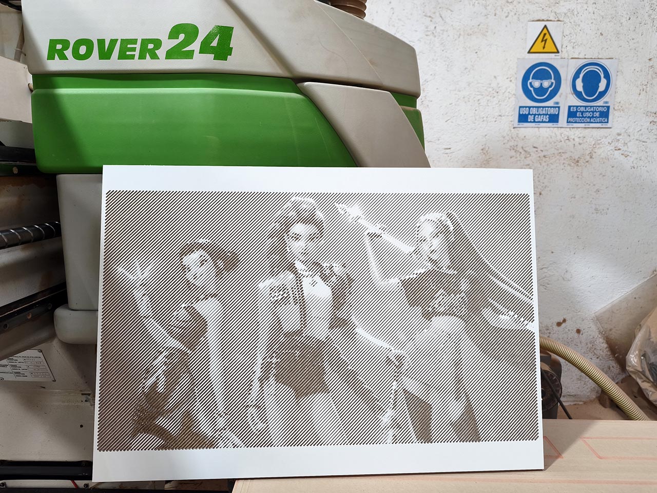 Fotograbado_CNC_ curso_Marcos_Muñoz_1 Fotograbado CNC en madera de guerreras K-pop realizado con Aspire Vectric, mecanizado 3 ejes con textura y alto nivel de detalle.