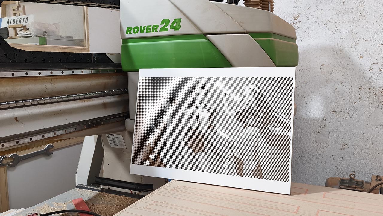 Fotograbado_CNC_ curso_Marcos_Muñoz_2 Fotograbado CNC en madera de guerreras K-pop realizado con Aspire Vectric, mecanizado 3 ejes con textura y alto nivel de detalle.