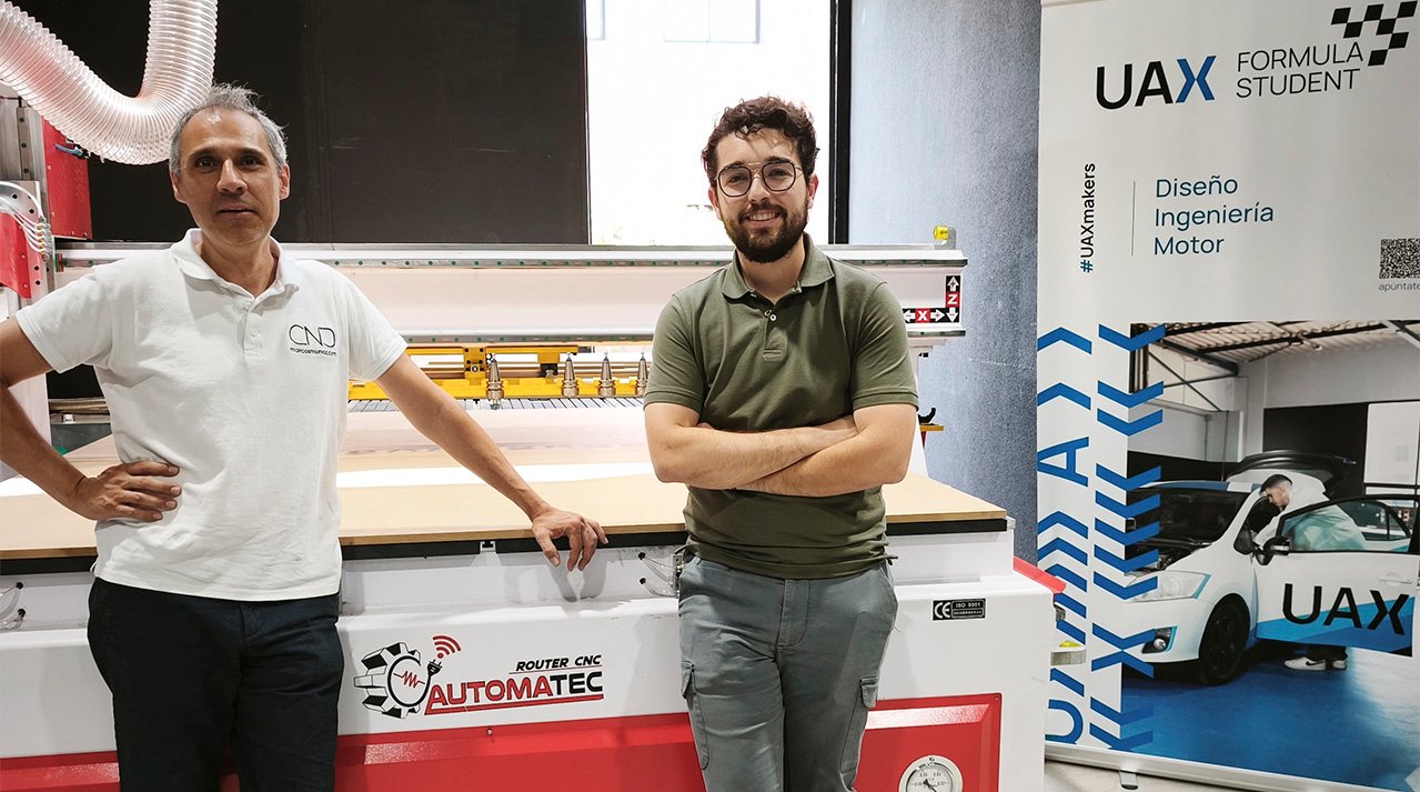 curso-formacion-cnc-aspire-vectric-universidad-uax Marcos Muñoz junto a un profesor de la Universidad Alfonso X el Sabio frente a un router CNC Automatec durante una formación de diseño con Aspire y mecanizado.